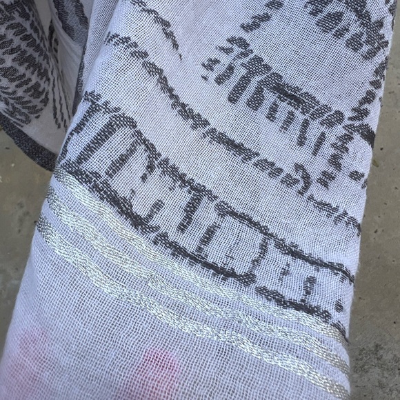 Gray and White Patterned Shawl - Picture 4 of 7